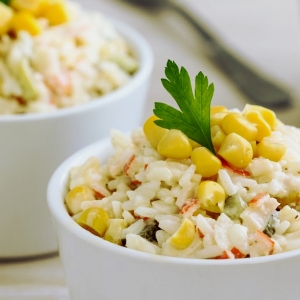 Салат крабовый с рисом, кукурузой и свежим огурцом