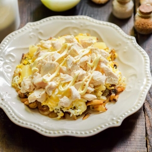 Салат с курицей, грибами и ананасом.