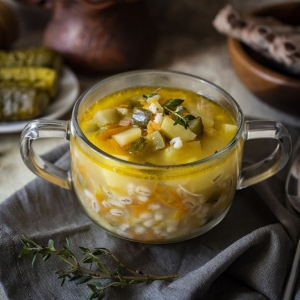 Рассольник   с копченой грудинкой и свининой.