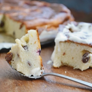 Творожная запеканка с изюмом и сметаной