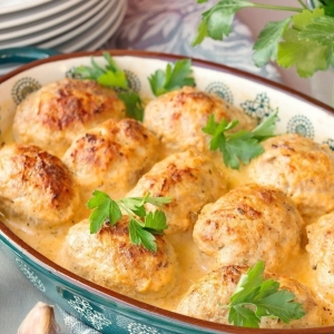 Куриные котлетки с сыром в сливочном соусе