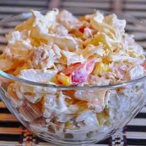 Салат с курицей и ананасом