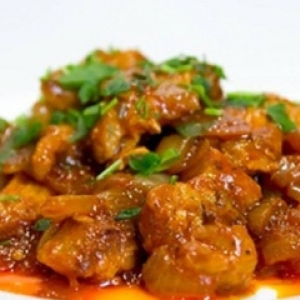 Поджарка из куриной грудки в томатном соусе с луком