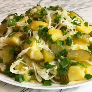 Картофельный салат с маринованным огурчиком.