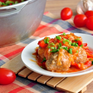 Тефтели мясные с овощным соусом