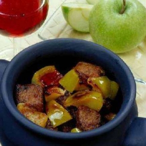 Печень куриная тушеная с яблоками и луком