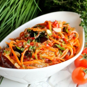 Салат  с курицей и жареными баклажанами,
