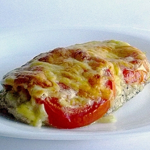 Отбивная из цыпленка с томатами под сыром