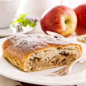 Яблочный штрудель с корицей