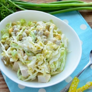 Салат из пекинской капусты с курицей