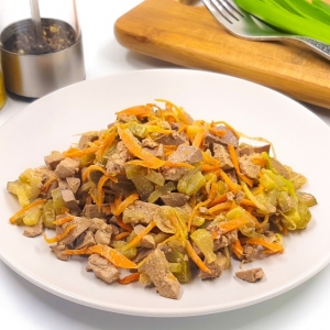 Салат с куриной печенью, овощами и маринованными огурцами
