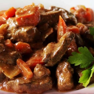 Свинина томленая с морковью и луком