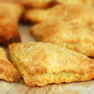Слоеный пирожок с курицей и сыром