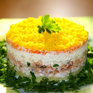 Салат слоеный с куриной печенью