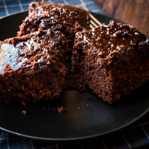 Шоколадный пирог с грецкими орехами