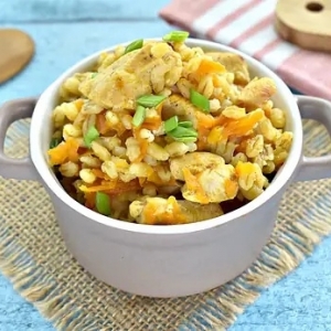 Каша перловая с курицей и овощами