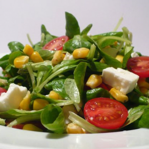 Салат из шпината с кукурузой