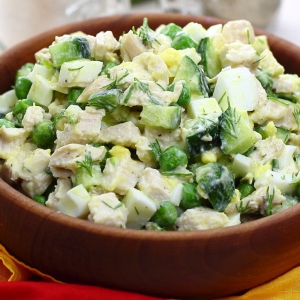 Картофельный салат с яйцом и огурцами