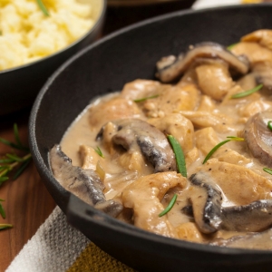 Бефстроганов из курицы с грибами