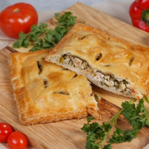 Слойка с куриным фаршем и сыром