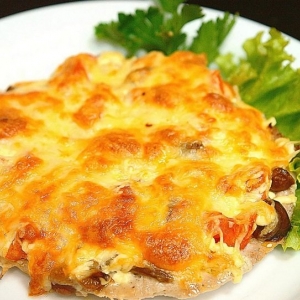 Отбивная из цыпленка с грибным соусом под сыром