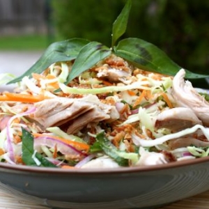 Вьетнамский салат с запеченой курицей и арахисом