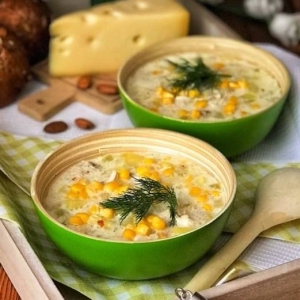Куриный суп с кукурузой и сыром