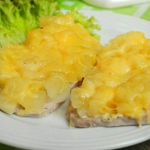Отбивная из цыпленка с ананасами под сыром