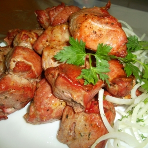 Свинина жареная кусочками, предварительно замаринованная в специях.
