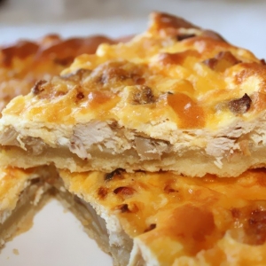 Открытый пирог со сливочной курочкой и сыром