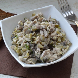 Салат с куриной печенью и грибами