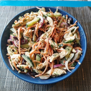 Салат с курицей, фасолью консервированной и корейской морковкой