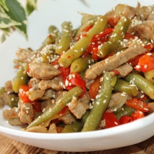 Свинина томленная с овощами в соусе терияки