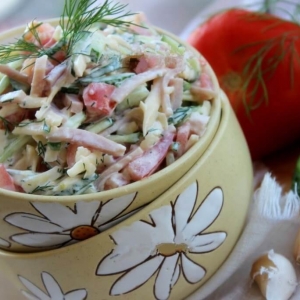 Салат с ветчиной, томатами, огурцами и сыром
