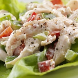 Салат с беконом и курицей