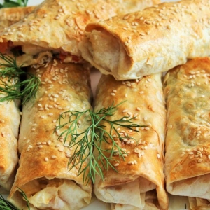 Трубочка из лаваша запеченная с курицей,  грибами и сыром