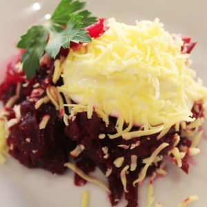 Салат из свеклы с сыром