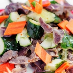 Свежий салат из овощей, зелени и куриных желудков