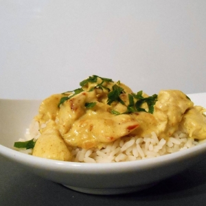 Курочка, тушеная в остром ореховом соусе