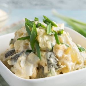Картофельный салат с курицей и маринованными огурцами