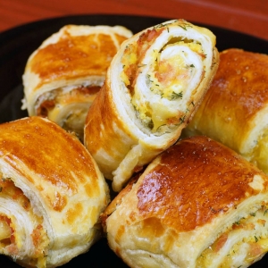Рулетик из слоеного теста с курицей и сыром