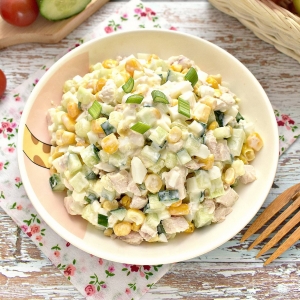 Салат с куриным филе и кукурузой