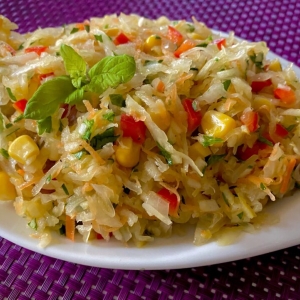 Салат из капусты б/к с болгарским перцем и кукурузой