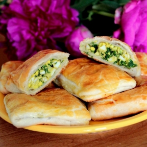 Слоеный пирожок с зеленым луком и яйцом