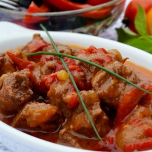 Свинина в томатном соусе с овощами