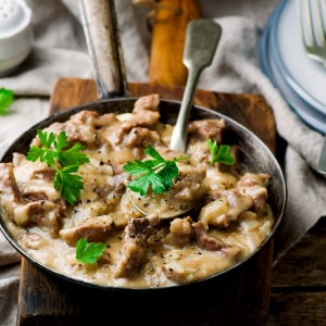 Свинина тушенная в сметане