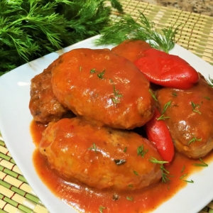 Котлета мясная с овощным соусом