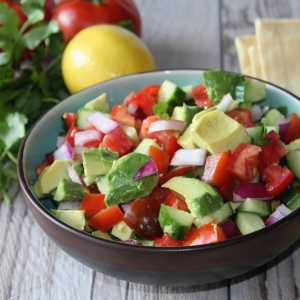 Калифорнийский куриный салат с авокадо