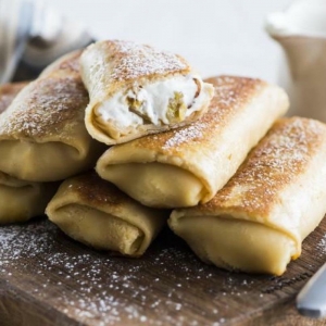 Блинчики с творогом и сметанным соусом