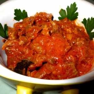 Куриные желудки тушеные в томатном соусе с луком